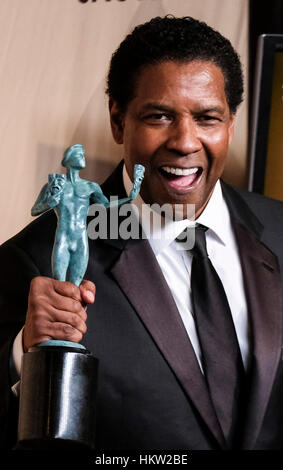 Los Angeles, Stati Uniti d'America. 29 gen, 2017. Attore Denzel Washington, vincitore delle prestazioni eccezionali da un attore in un ruolo di Leader Award per "spalle", pone in sala stampa durante la XXIII edizione Screen Actors Guild Awards di Los Angeles, California, Stati Uniti, il 29 gennaio, 2017. Credito: Zhao Hanrong/Xinhua/Alamy Live News Foto Stock