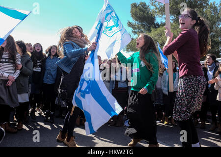 Gerusalemme, Israele. Il 30 gennaio, 2017. Centinaia di Cisgiordania i coloni e i loro sostenitori marzo alla Knesset e dimostrare in Wohl Rose Garden contro la evacuazione di Amona, un avamposto Israeliana fondata nel 1995 sulla proprietà privata terra palestinese. L Alta Corte di Israele ha stabilito nel 2006 che Amona è illegale ed è programmata per il tribunale ha ordinato la rimozione da un febbraio 8 Termine. Credito: Nir Alon/Alamy Live News Foto Stock