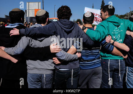 Gerusalemme, Israele. Il 30 gennaio, 2017. Centinaia di Cisgiordania i coloni e i loro sostenitori marzo alla Knesset e dimostrare in Wohl Rose Garden contro la evacuazione di Amona, un avamposto Israeliana fondata nel 1995 sulla proprietà privata terra palestinese. L Alta Corte di Israele ha stabilito nel 2006 che Amona è illegale ed è programmata per il tribunale ha ordinato la rimozione da un febbraio 8 Termine. Credito: Nir Alon/Alamy Live News Foto Stock