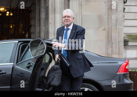 Cardiff Wales, Regno Unito, 30 gennaio 2017. La Scozia è posto in Europa Il Ministro Michael Russell arriva al Municipio di Cardiff per Brexit colloqui con devoluto ai capi di governo. Foto di Mark Hawkins / composta di immagini Foto Stock