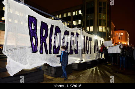 Brighton, Regno Unito. 30 gen, 2017. Migliaia di persone prendono parte a una protesta Anti-Trump in Brighton questa sera . La protesta è contro il Presidente americano Donald Trump's ordine esecutivo il divieto di persone provenienti da sette principalmente i paesi musulmani compresi in Iraq, in Iran e in Somalia da entrare negli Stati Uniti per novanta giorni di credito: Simon Dack/Alamy Live News Foto Stock