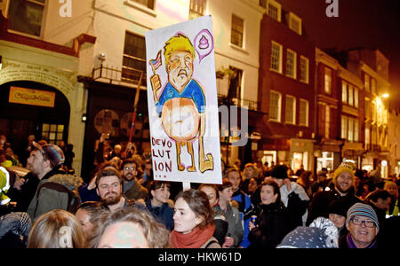 Brighton, Regno Unito. 30 gen, 2017. Migliaia di persone prendono parte a una protesta Anti-Trump in Brighton questa sera . La protesta è contro il Presidente americano Donald Trump's ordine esecutivo il divieto di persone provenienti da sette principalmente i paesi musulmani compresi in Iraq, in Iran e in Somalia da entrare negli Stati Uniti per novanta giorni di credito: Simon Dack/Alamy Live News Foto Stock