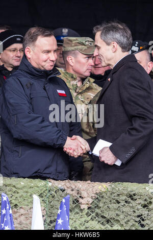 Zagan, Polonia. 30 gen, 2017 Presidente della Polonia Andrzej Duda e ambasciatore di noi Paul Jones sul polacco e di esercizio negli Stati Uniti su campi di formazione Credito: Krzysztof Kaniewski/Alamy Live News Foto Stock