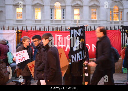 Cambridge, Regno Unito. 30 gen, 2017. I manifestanti in Cambridge, Inghilterra, dimostrando contro Donald Trump's 'Mdivieto uslim' - 30 gennaio 2017 Credit: Oliver Kealey/Alamy Live News Foto Stock