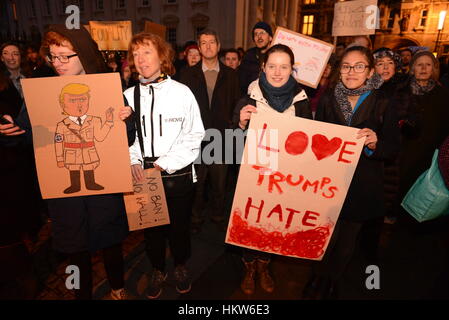 Cambridge, Regno Unito. 30 gen, 2017. I manifestanti in Cambridge, Inghilterra, dimostrando contro Donald Trump's 'Mdivieto uslim' - 30 gennaio 2017 Credit: Oliver Kealey/Alamy Live News Foto Stock