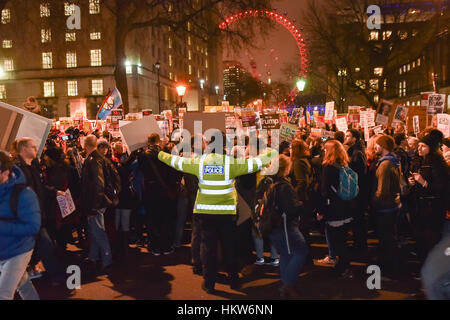 Whitehall, Londra, Regno Unito. Il 30 gennaio 2017. "D'EMERGENZA" dimostrazione dai manifestanti su Whitehall contro il presidente Donald Trump il divieto per i musulmani. Credito: Matteo Chattle/Alamy Live News Foto Stock