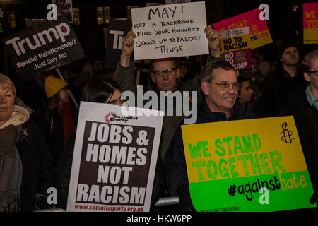 Londra, Regno Unito. 30 gen, 2017. Migliaia dimostrata su Whitehall, al di fuori di Downing Street, per protestare contro la Donald trionfi nuove politiche in materia di immigrazione e invita Theresa Maggio a parlare contro di essa. Credito: David Rowe/Alamy Live News Foto Stock