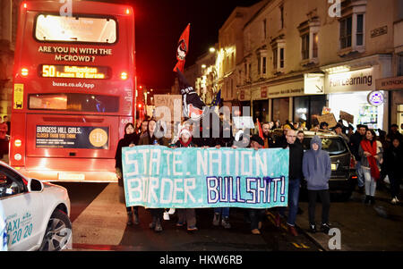 Brighton, Regno Unito. 30 gen, 2017. Migliaia di persone in marzo a Brighton che prendono parte a una protesta Anti-Trump stasera . La protesta è contro il Presidente americano Donald Trump's ordine esecutivo il divieto di persone provenienti da sette principalmente i paesi musulmani compresi in Iraq, in Iran e in Somalia da entrare negli Stati Uniti per novanta giorni di credito: Simon Dack/Alamy Live News Foto Stock