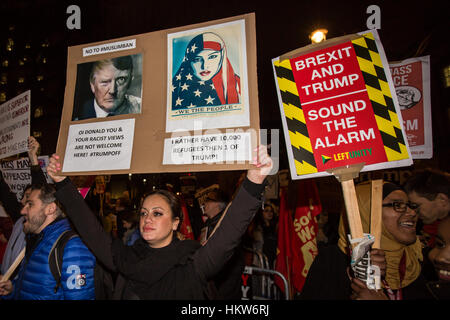 Londra, Regno Unito. 30 gen, 2017. Migliaia dimostrata su Whitehall, al di fuori di Downing Street, per protestare contro la Donald trionfi nuove politiche in materia di immigrazione e invita Theresa Maggio a parlare contro di essa. Credito: David Rowe/Alamy Live News Foto Stock