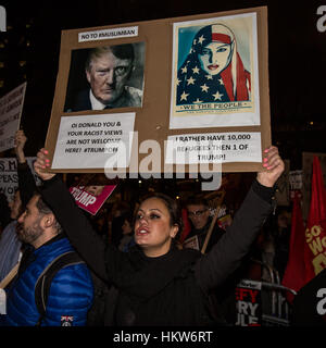 Londra, Regno Unito. 30 gen, 2017. Migliaia dimostrata su Whitehall, al di fuori di Downing Street, per protestare contro la Donald trionfi nuove politiche in materia di immigrazione e invita Theresa Maggio a parlare contro di essa. Credito: David Rowe/Alamy Live News Foto Stock