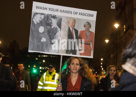 Londra, Regno Unito. Il 30 gennaio 2017. Migliaia di manifestanti al di fuori di Downing Street portare Whitehall fino a fermarsi in una manifestazione di protesta contro il Presidente americano Donald Trump e il suo progetto britannico di visita di stato. © Immagini vibranti/Alamy Live News Foto Stock