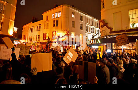 Brighton, Regno Unito. Il 30 gennaio, 2017. Migliaia di persone si prendono per le strade di Brighton che prendono parte a una protesta Anti-Trump. La protesta è contro il Presidente americano Donald Trump's ordine esecutivo di vietare le persone dalla maggioranza di sette paesi musulmani compresi in Iraq, in Iran e in Somalia da entrare negli Stati Uniti. Credito: Simon Dack/Alamy Live News Foto Stock