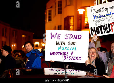 Brighton, Regno Unito. Il 30 gennaio, 2017. Migliaia di persone si prendono per le strade di Brighton che prendono parte a una protesta Anti-Trump. La protesta è contro il Presidente americano Donald Trump's ordine esecutivo di vietare le persone dalla maggioranza di sette paesi musulmani compresi in Iraq, in Iran e in Somalia da entrare negli Stati Uniti. Credito: Simon Dack/Alamy Live News Foto Stock