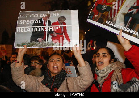 Londra, Regno Unito. Il 30 gennaio, 2017. dimostrazione ci opposte presidente trump's le politiche di immigrazione al di fuori di Downing Street a Londra. Credito: Brian southam/alamy live news Foto Stock