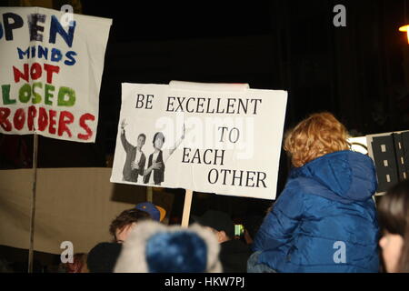 Brighton, Regno Unito. Il 30 gennaio, 2017. Questa targhetta trae ispirazione da Bill e Ted come centinaia di persone hanno affollato la piazza e le strade attorno a Brighton il Municipio, in segno di protesta contro le leggi sull'immigrazione introdotte da Donald Trump negli Stati Uniti. Credito: Roland Ravenhill/Alamy Live News Foto Stock