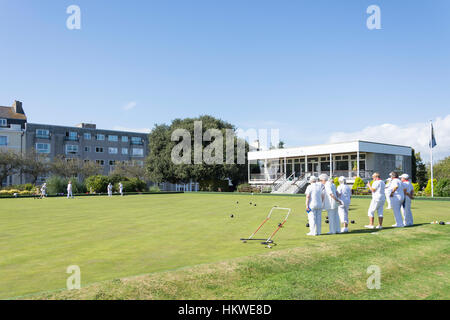 Donne gioco delle bocce presso il pubblico Hoe Bowling Club, Plymouth Hoe, Plymouth Devon, Inghilterra, Regno Unito Foto Stock