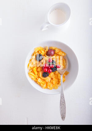 Corn Flakes con frutti di bosco Foto Stock