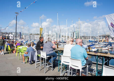 Pavement Cafe sul Quayside, Barbican, Plymouth Devon, Inghilterra, Regno Unito Foto Stock