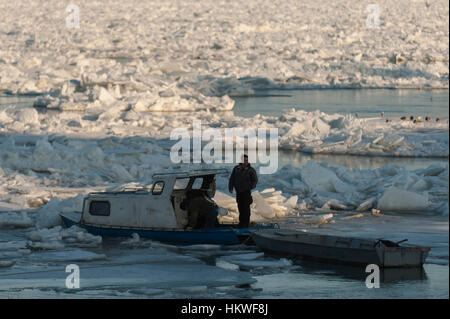 Belgrado, Serbia, gennaio 2017, piccole barche congelati sul fiume Danubio a Belgrado Foto Stock