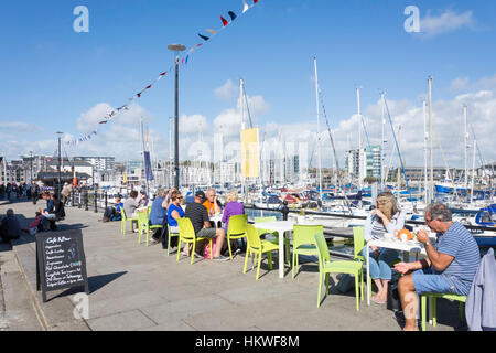 Pavement Cafe sul Quayside, Barbican, Plymouth Devon, Inghilterra, Regno Unito Foto Stock