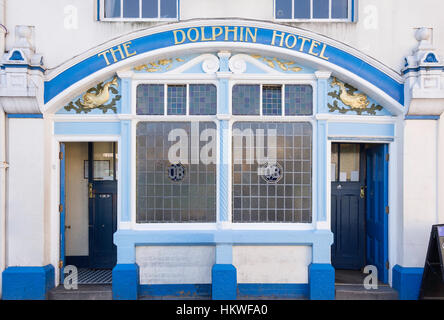 Facciata ornata del XIX secolo il Dolphin Hotel, il Barbican, Plymouth Devon, Inghilterra, Regno Unito Foto Stock