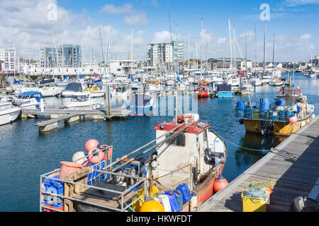 Barche da pesca in Sutton Harbour, Barbican, Plymouth Devon, Inghilterra, Regno Unito Foto Stock