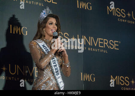 Pasay, Filippine. 30 gen, 2017. Miss Francia, Iris Mittenaere, la nuova Miss Universo durante la sua prima conferenza stampa al Miss Universo Media center di Pasay City. Credito: J Gerard Seguia/Pacific Press/Alamy Live News Foto Stock