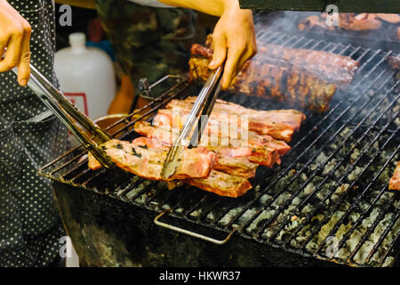 Grigliate di carne sul barbecue all'aperto rack articoli alimentari set. Cibo di strada grill barbeque attrezzi. Concetto di mangiare all'aperto nei fine settimana. Foto Stock