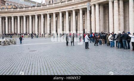 Vaticano, 17 dicembre 2010: coda di visitatori nella Basilica di San Pietro in Piazza San Pietro nella Città del Vaticano in inverno. Basilica Cattedrale Cattolica, l Foto Stock