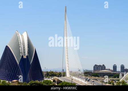 VALENCIA, Spagna - 25 luglio 2016: vista del centro della città di Valencia edifici con Calatrava Agora e Assut de l'Or Bridge (Pont de l'Assut de l'Or). Foto Stock