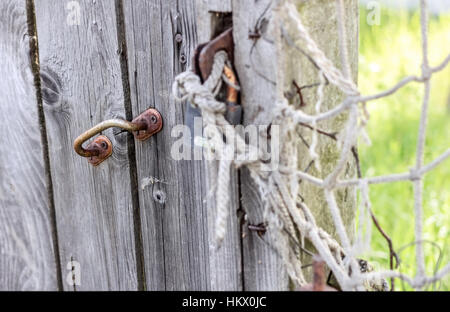 Vecchia staccionata in legno con la vecchia maniglia e serratura Foto Stock