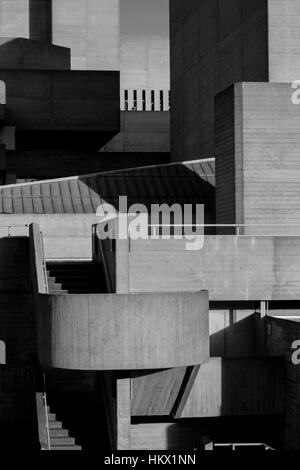 Fotografia urbana in bianco e nero di Londra: L'architettura brutalista del Royal National Theatre di Londra, progettata da Denys Lasdun. Foto Stock