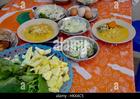 Cucina Tailandese tradizionale vermicelli di riso o fermentati Farina di riso tagliatelle servita con curry e set di vegetali Foto Stock