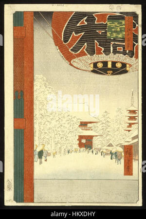 La stampa di Utagawa Hiroshige 'Kinryuzan Temple Asakusa' fa parte della sua serie 'cento viste famose di Edo'. La scena mostra il tempio Kinryuzan di Asakusa, catturando la bellezza iconica del periodo Edo con paesaggi dettagliati e colori vivaci. Foto Stock
