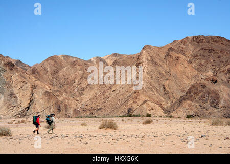 Passeggiate con il Fish River Canyon Sentiero escursionistico un semi deserto gorge in Namibia in Africa australe Foto Stock