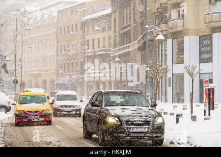 Bucarest, Romania - Gennaio 06, 2017: Disco traffico durante l'inverno tempesta di neve nel centro di Bucarest City. Foto Stock
