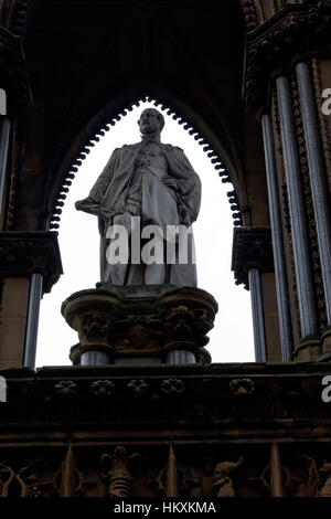 Albert Memorial (Thomas Worthington & Matthew Noble, 1869) Albert Square, Manchester Town Hall di Manchester, UK. Foto Stock