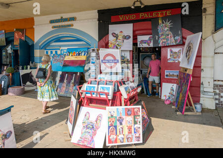 Negozio di arte display, Kings Road archi, Brighton East Sussex, England, Regno Unito Foto Stock