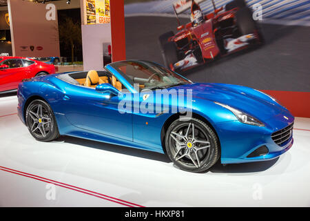 AMSTERDAM - 16 Aprile 2015: Blu Ferrari F12 la berlinetta auto sportiva al AutoRAI 2015. Foto Stock