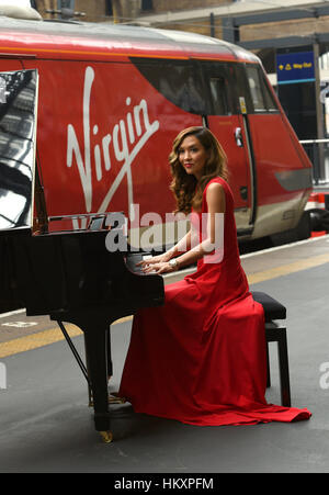 Myleene Klass dà una performance di pianoforte dal vivo su un pianoforte a coda presso la stazione King's Cross di Londra, per segnare il completamento di un investimento di £40milioni da parte dei treni Virgin nella sua flotta di treni della costa orientale. Foto Stock