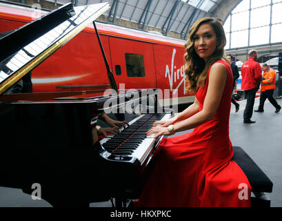 Myleene Klass dà una performance di pianoforte dal vivo su un pianoforte a coda presso la stazione King's Cross di Londra, per segnare il completamento di un investimento di £40milioni da parte dei treni Virgin nella sua flotta di treni della costa orientale. Foto Stock