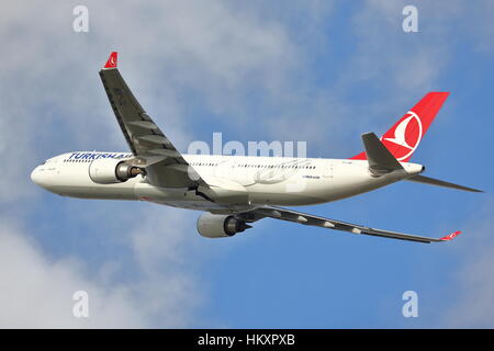 La Turkish Airlines Airbus A330-300 TC-JOM uscire dall'Aeroporto Heathrow di Londra, Regno Unito Foto Stock