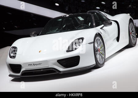 Francoforte, Germania - 16 SET 2015: Porsche 918 Spyder presentata al IAA 2015. Foto Stock