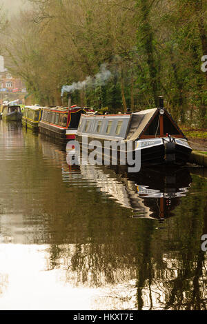 Canal chiatte ormeggiate fino per l'inverno a Llangollen Canal a Froncysyllte North East Wales Foto Stock