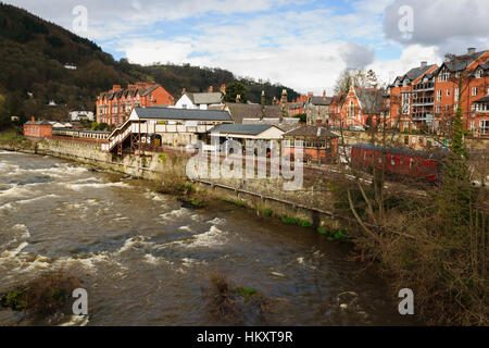 Llangollen Town Center con il fiume Dee e il patrimonio vecchia stazione ferroviaria Foto Stock