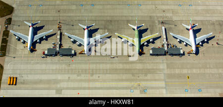 Emirates Airbus A380 prima del completamento su asfalto, aeroporto Finkenwerder, Amburgo, Germania Foto Stock