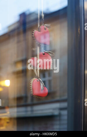 Decorazioni di Natale su sfondo di legno, i cookie in forma di cuori Foto Stock