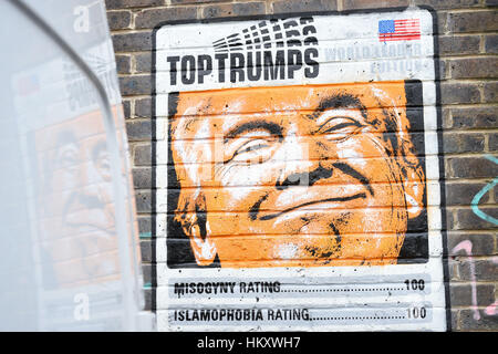 Un pezzo di graffiti su un muro in Shoreditch, East London, utilizza una parodia del Top trionfi scheda di gioco per criticare il Presidente statunitense Donald Trump. Foto Stock