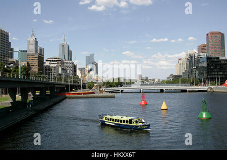 Gita in barca sul fiume Yarra con la principessa ponte in background, Melbourne, Australia Foto Stock