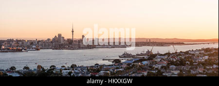 Tramonto, Waitemata Harbour, Sky Tower, skyline con grattacieli, Central Business District, Regione di Auckland, Isola del nord Foto Stock